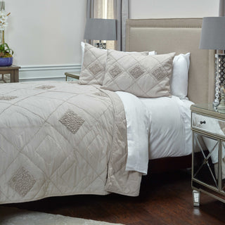 Rizzy BQ4196 Eva Rust Bedding Lifestyle Image