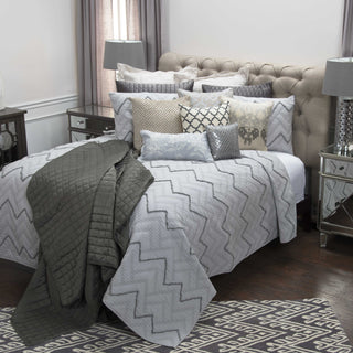 Rizzy BQ4207 Warren Gray Bedding Lifestyle Image