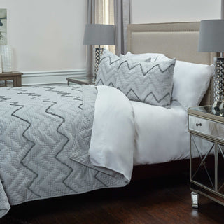 Rizzy BQ4207 Warren Gray Bedding Lifestyle Image