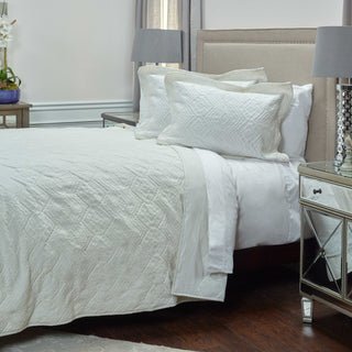 Rizzy BQ4230 Alana Matelasse Ivory Bedding Lifestyle Image