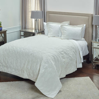 Rizzy BQ4230 Alana Matelasse Ivory Bedding Lifestyle Image