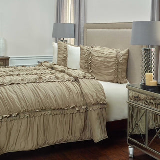 Rizzy BQ4251 Clementine Khaki Bedding Lifestyle Image