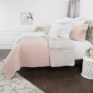 Rizzy BQ4520 Lydia Pink Bedding Lifestyle Image