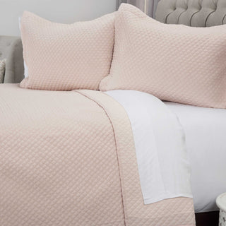 Rizzy BQ4520 Lydia Pink Bedding Lifestyle Image