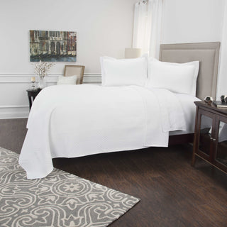 Rizzy BQ4521 Lydia White Bedding Lifestyle Image