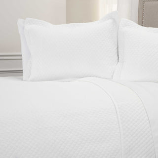 Rizzy BQ4521 Lydia White Bedding Lifestyle Image