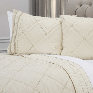 Rizzy BQ4526 Lyric Natural Bedding Lifestyle Image