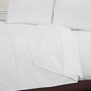 Rizzy BQ4834 Simpson White Bedding Lifestyle Image