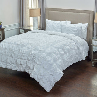 Rizzy BT1081 Day Dream White Bedding Lifestyle Image