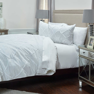 Rizzy BT1884 Carrington White Bedding Lifestyle Image