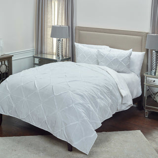 Rizzy BT1884 Carrington White Bedding Lifestyle Image