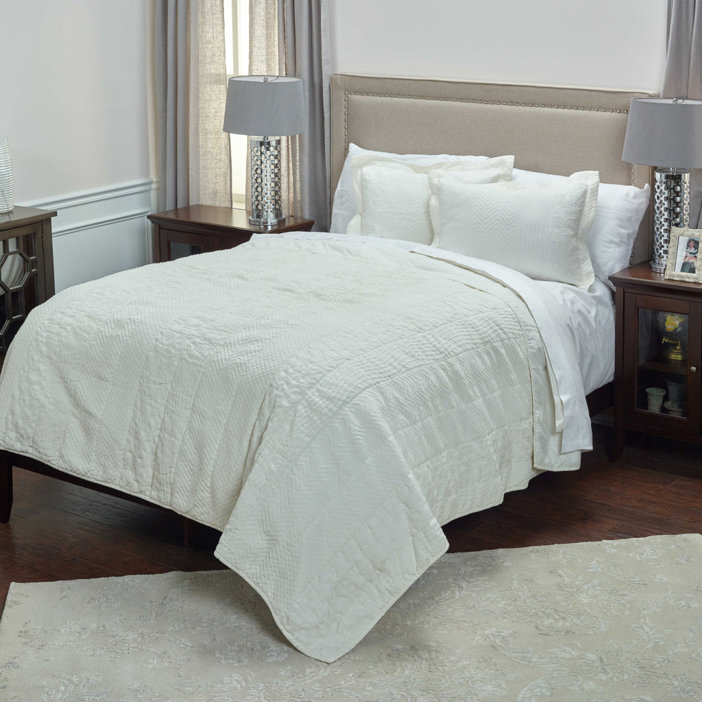 Rizzy BT3006 Camilla Matelasse Ivory Bedding Lifestyle Image Feature
