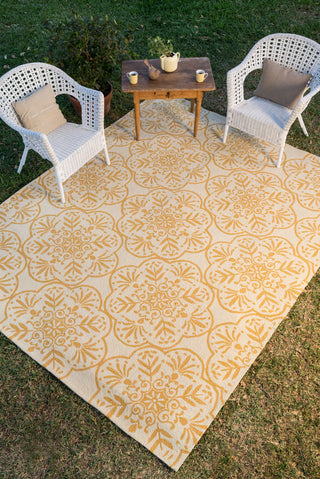 Loloi Venice Beach VB-06 Ivory / Buttercup Area Rug Roomscene Feature