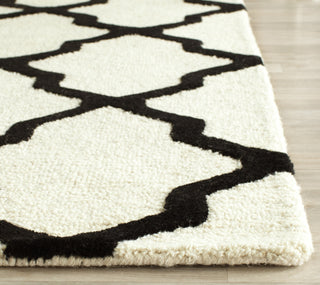 Safavieh Cambridge 121 Ivory/Black Area Rug Detail