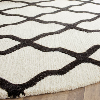 Safavieh Cambridge 121 Ivory/Black Area Rug Detail