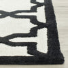 Safavieh Cambridge 125 Ivory/Black Area Rug Detail