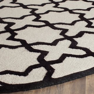 Safavieh Cambridge 125 Ivory/Black Area Rug Detail