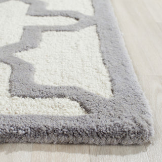 Safavieh Cambridge 125 Ivory/Silver Area Rug Detail