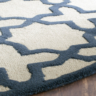 Safavieh Cambridge 125 Ivory/Navy Area Rug Detail