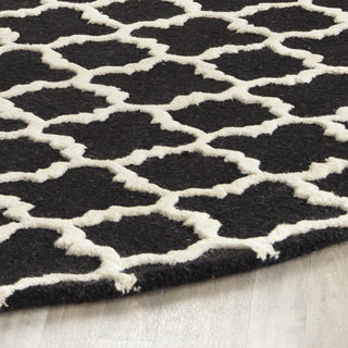 Safavieh Cambridge 130 Black/Ivory Area Rug Detail