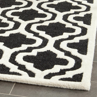 Safavieh Cambridge 132 Black/Ivory Area Rug Detail