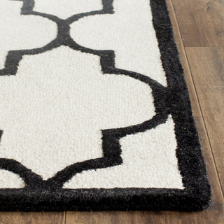 Safavieh Cambridge 134 Ivory/Black Area Rug Detail