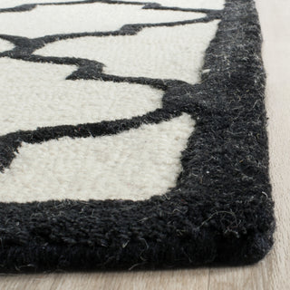 Safavieh Cambridge 134 Ivory/Black Area Rug Detail