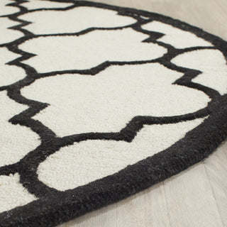 Safavieh Cambridge 134 Ivory/Black Area Rug Detail