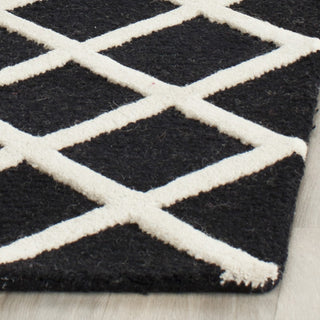 Safavieh Cambridge 135 Black/Ivory Area Rug Detail