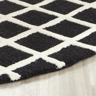 Safavieh Cambridge 135 Black/Ivory Area Rug Detail