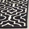 Safavieh Cambridge 141 Black/Ivory Area Rug Detail