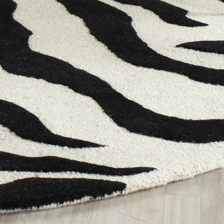 Safavieh Cambridge 709 Ivory/Black Area Rug Detail