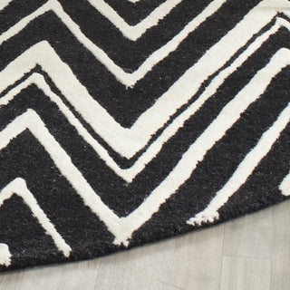 Safavieh Cambridge 711 Black/Ivory Area Rug Detail