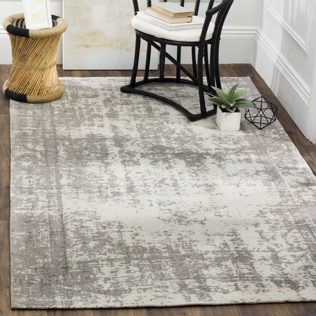 Safavieh Classic Vintage CLV225B Silver/Ivory Area Rug  Feature