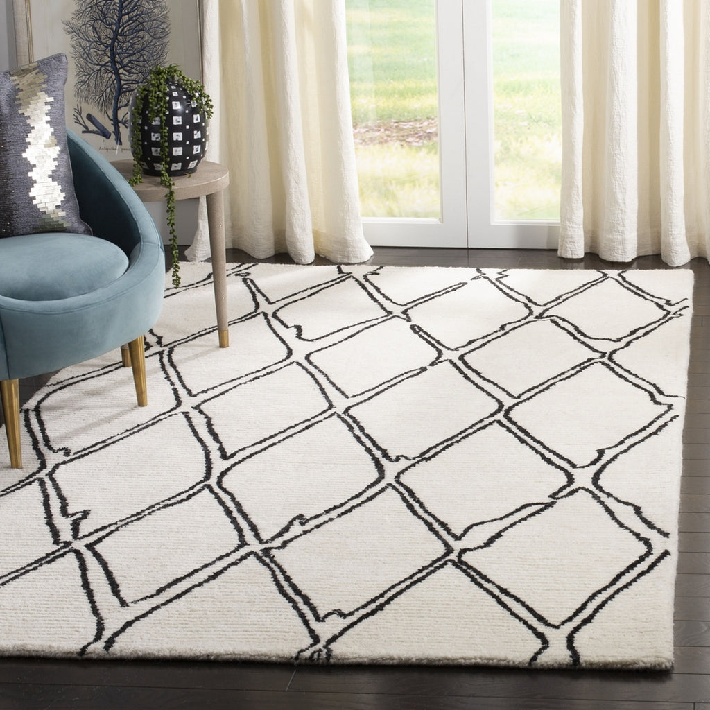 Safavieh Casablanca Shag 350 Ivory/Black Area Rug Room Scene Feature