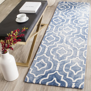 Safavieh Dip Dye 538 Blue/Ivory Area Rug Room Scene