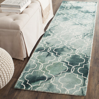 Safavieh Dip Dye 676 Green/Ivory Area Rug Room Scene