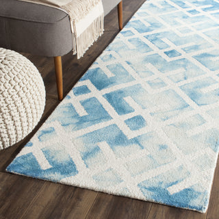 Safavieh Dip Dye 677 Blue/Ivory Area Rug Room Scene