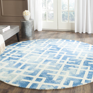 Safavieh Dip Dye 677 Blue/Ivory Area Rug Room Scene