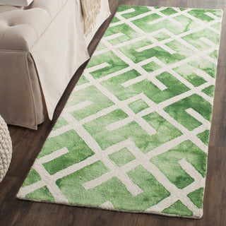 Safavieh Dip Dye 677 Green/Ivory Area Rug Room Scene