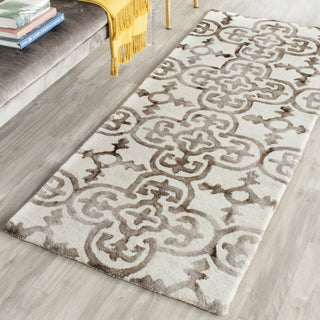 Safavieh Dip Dye 711 Ivory/Brown Area Rug Room Scene