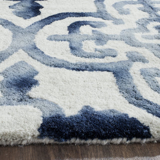 Safavieh Dip Dye 711 Ivory/Navy Area Rug Detail