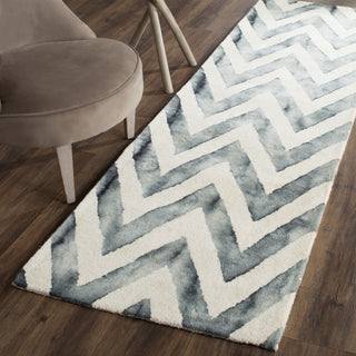 Safavieh Dip Dye 715 Ivory/Grey Area Rug Room Scene