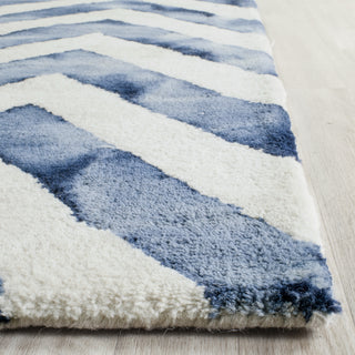 Safavieh Dip Dye 715 Ivory/Navy Area Rug Detail