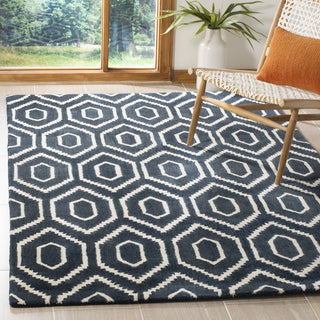 Safavieh Himalaya 902 Navy/Ivory Area Rug Room Scene