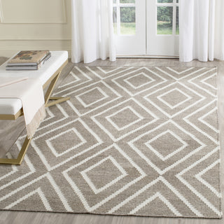 Safavieh Kilim KLM516 Taupe/Ivory Area Rug Room Scene