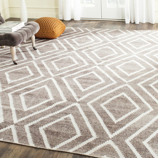 Safavieh Kilim KLM516 Taupe/Ivory Area Rug Room Scene