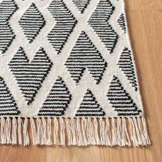 Safavieh Kilim KLM520 Black/Cream Area Rug Detail