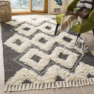 Safavieh Kenya KNY903 Black/Ivory Area Rug Room Scene