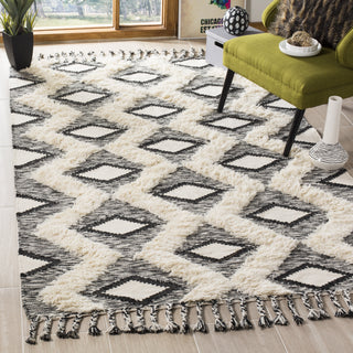 Safavieh Kenya KNY908 Black/Ivory Area Rug Room Scene